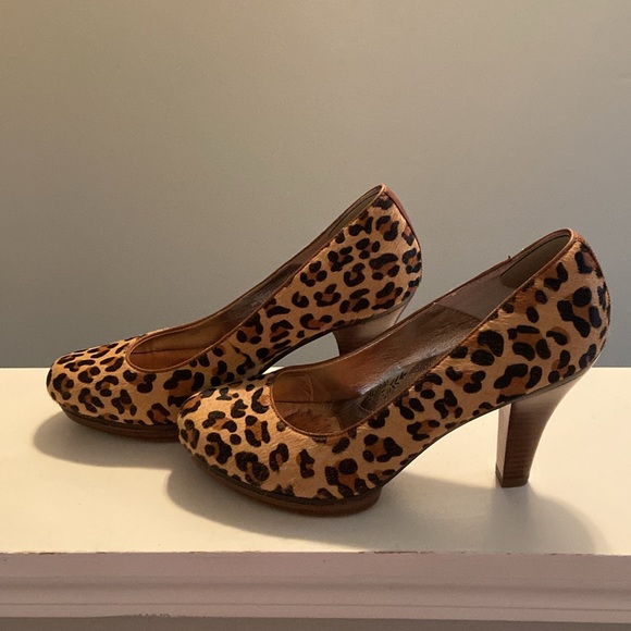 Hot Pair of Leopard Print Broadway Pumps by Sofft - Picture 3 of 10